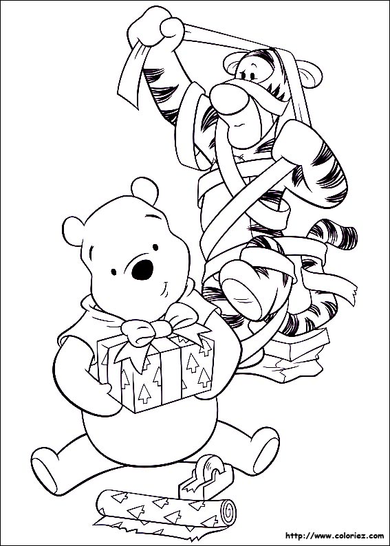 Coloriage de Winnie et l'amballage des cadeaux de Noël