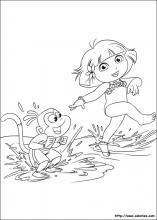 Dora marche dans l'eau