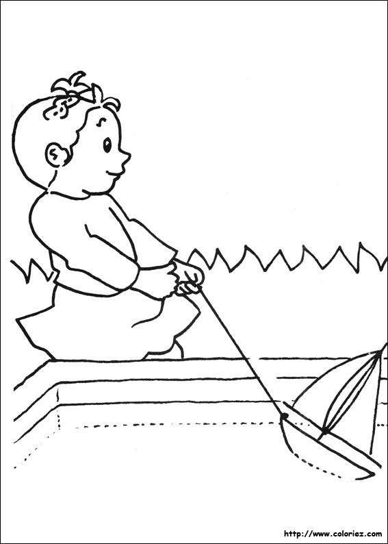 Mimi joue avec un bateau
